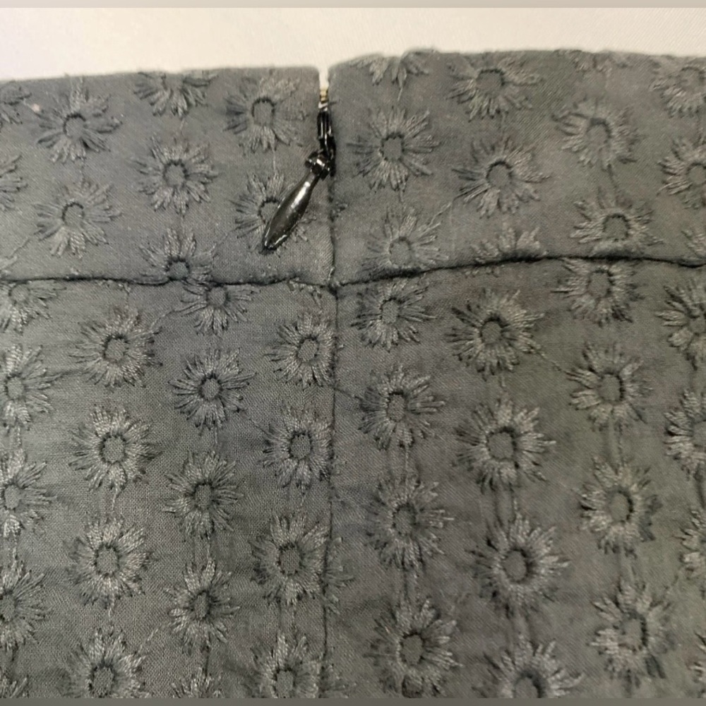 J Crew Skirt Charcoal Gray Embroidered Flowers Background Pencil Cotton Size 8 - Picture 9 of 9